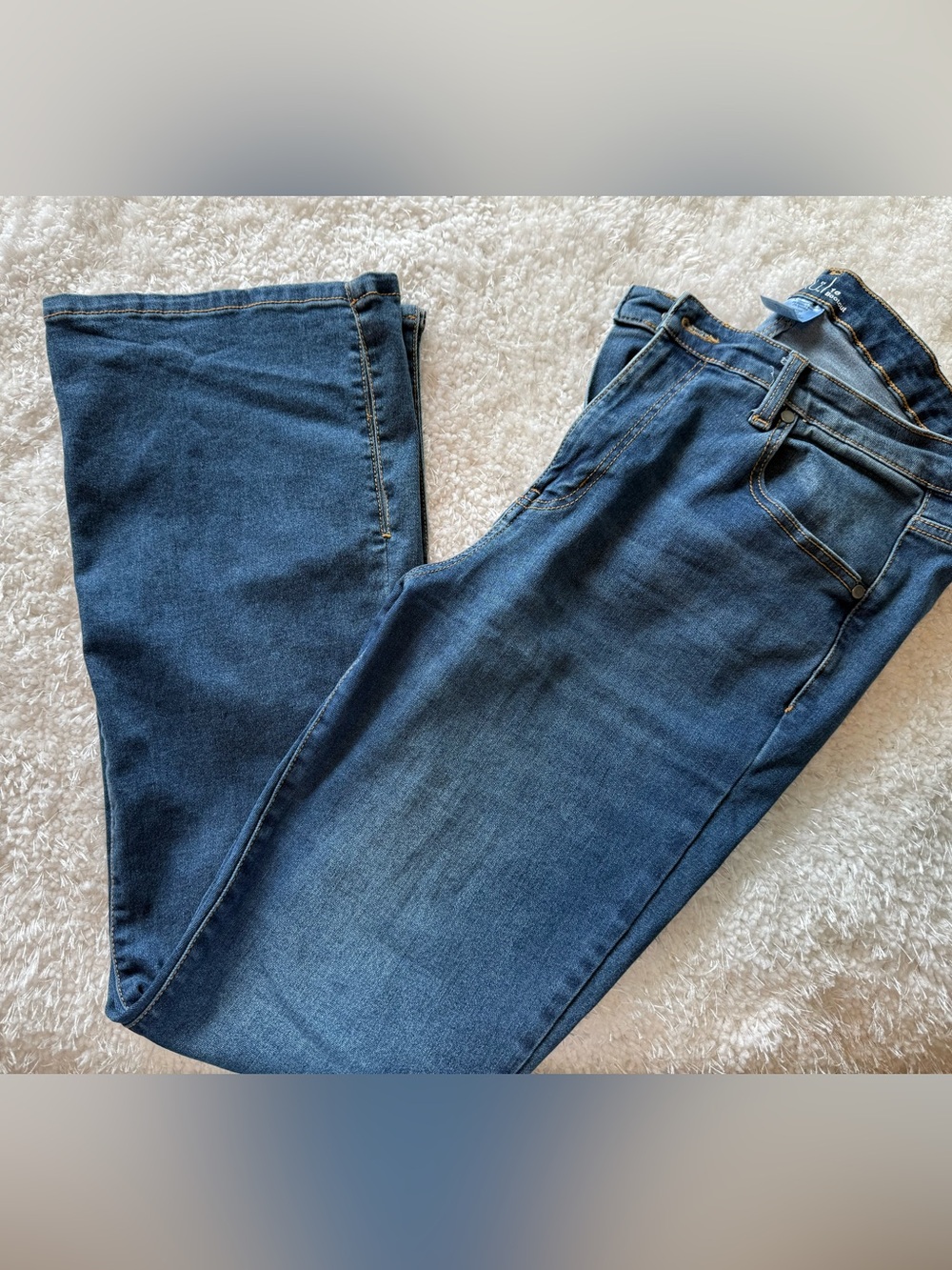 Time and Tru Light Wash Wide Leg Jeans Bundle - Picture 5 of 6